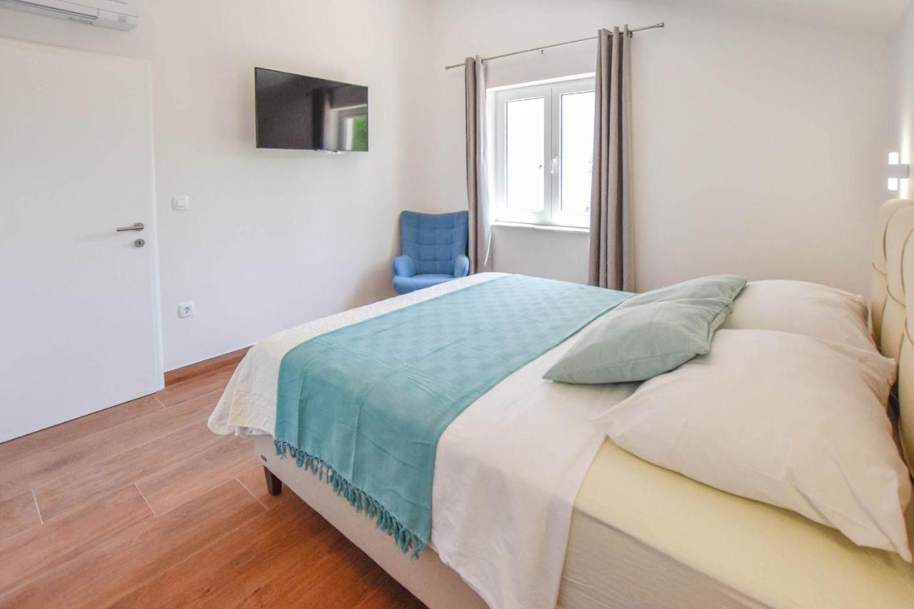 Apartment L And S On The Beach Ugrinici Экстерьер фото